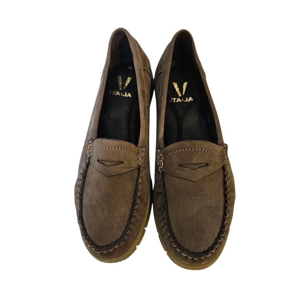 Italia womens beige suede loafers. Size 37, NWOT.